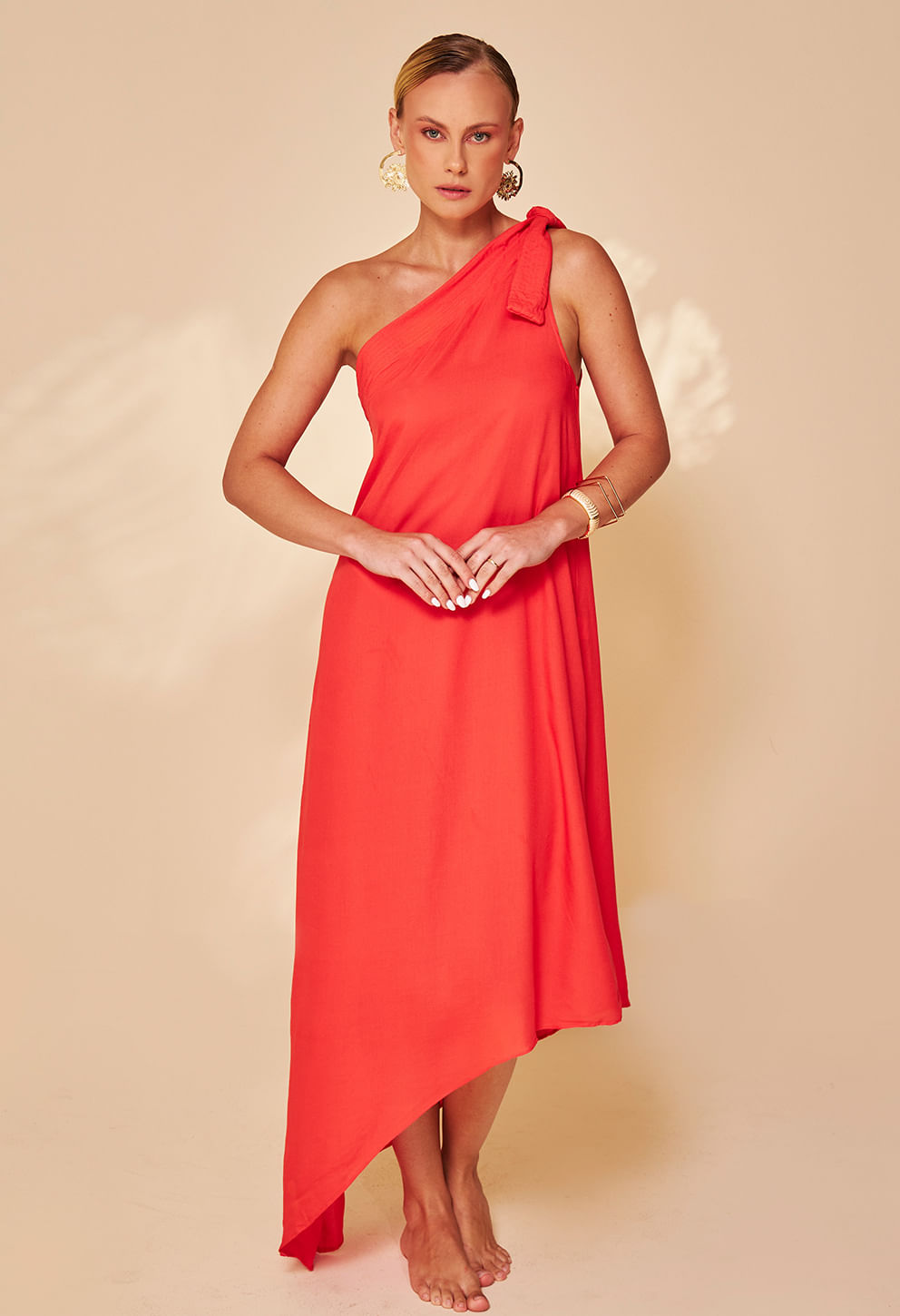 Vestido Pietra Contemporânea vermelho vibrante, ombro só e barra assimétrica