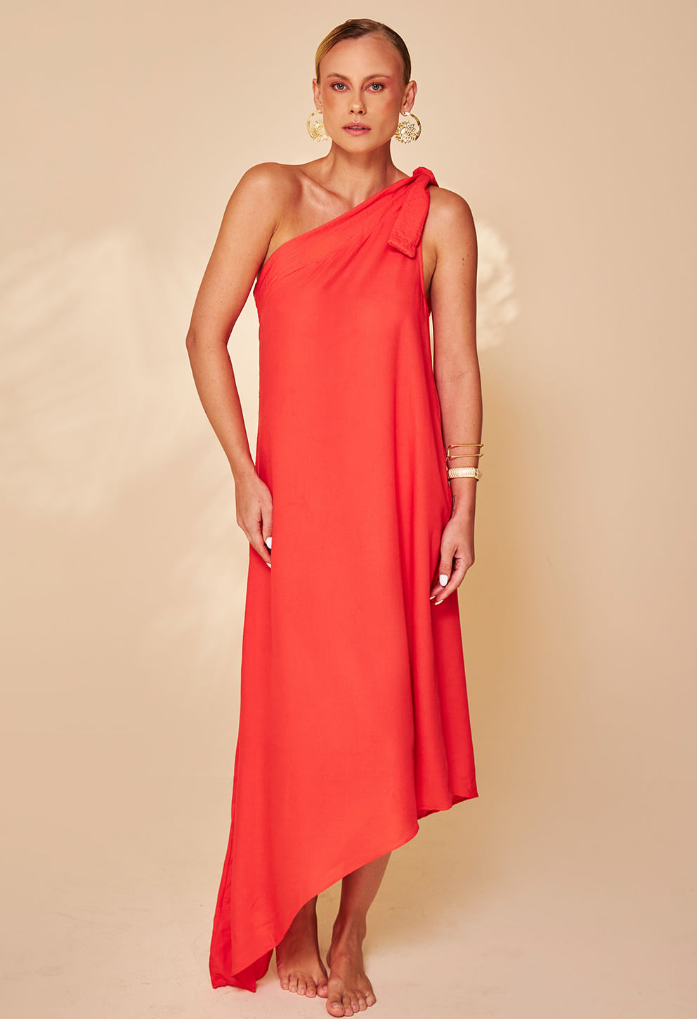 Vestido Pietra Contemporânea vermelho, vista parcial com laço no ombro