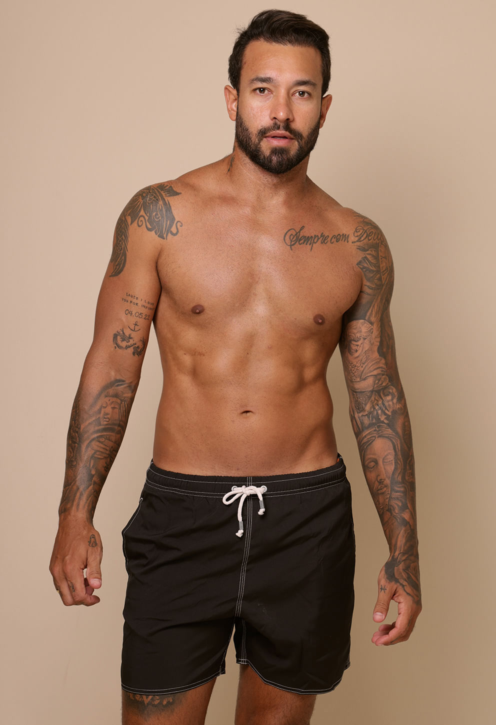 Bermuda casual preta vista frontal com cordão branco e bolsos laterais
