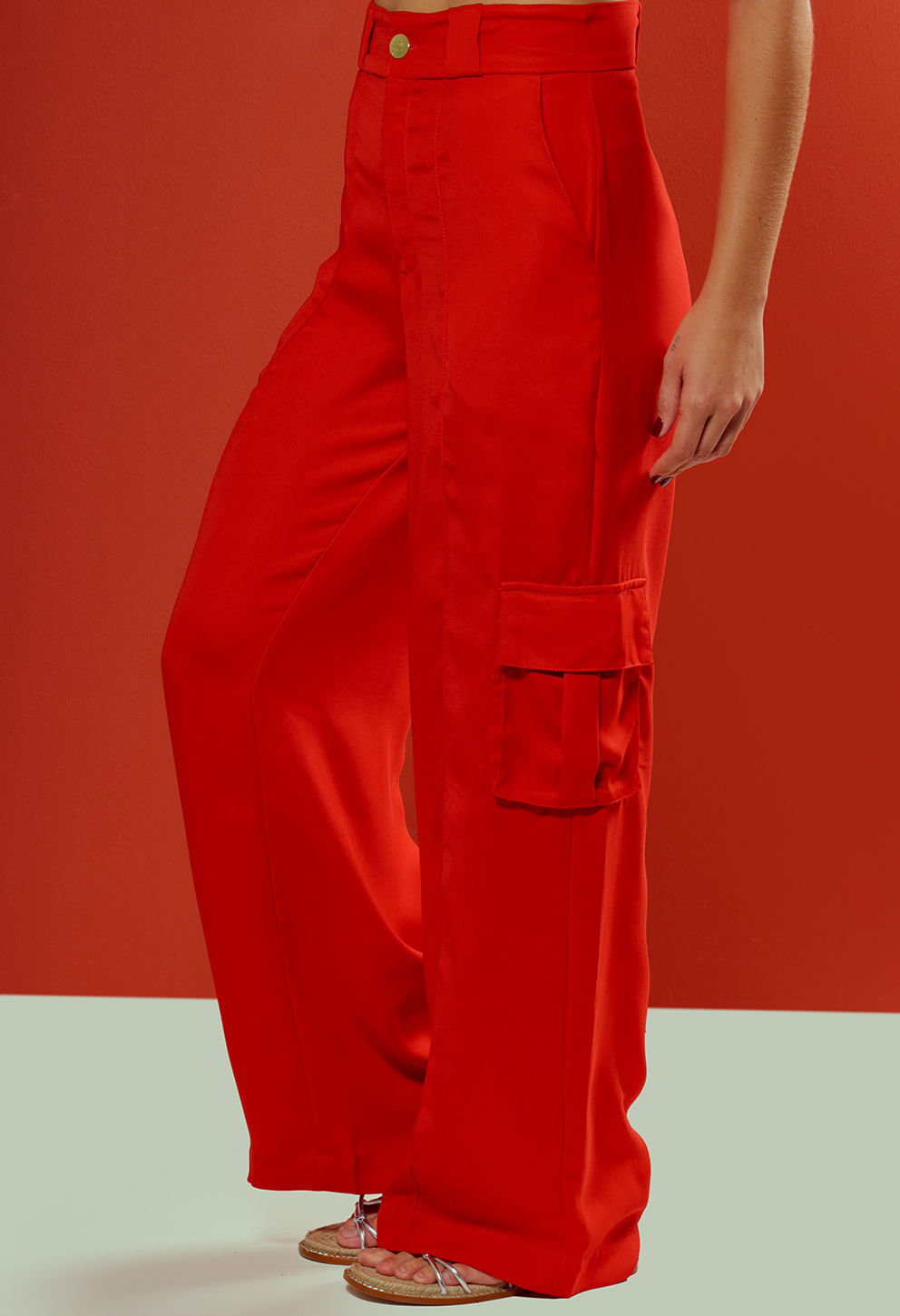 Close lateral da calça pantalona vermelha Maçã Do Amor destacando bolsos cargo e cós largo