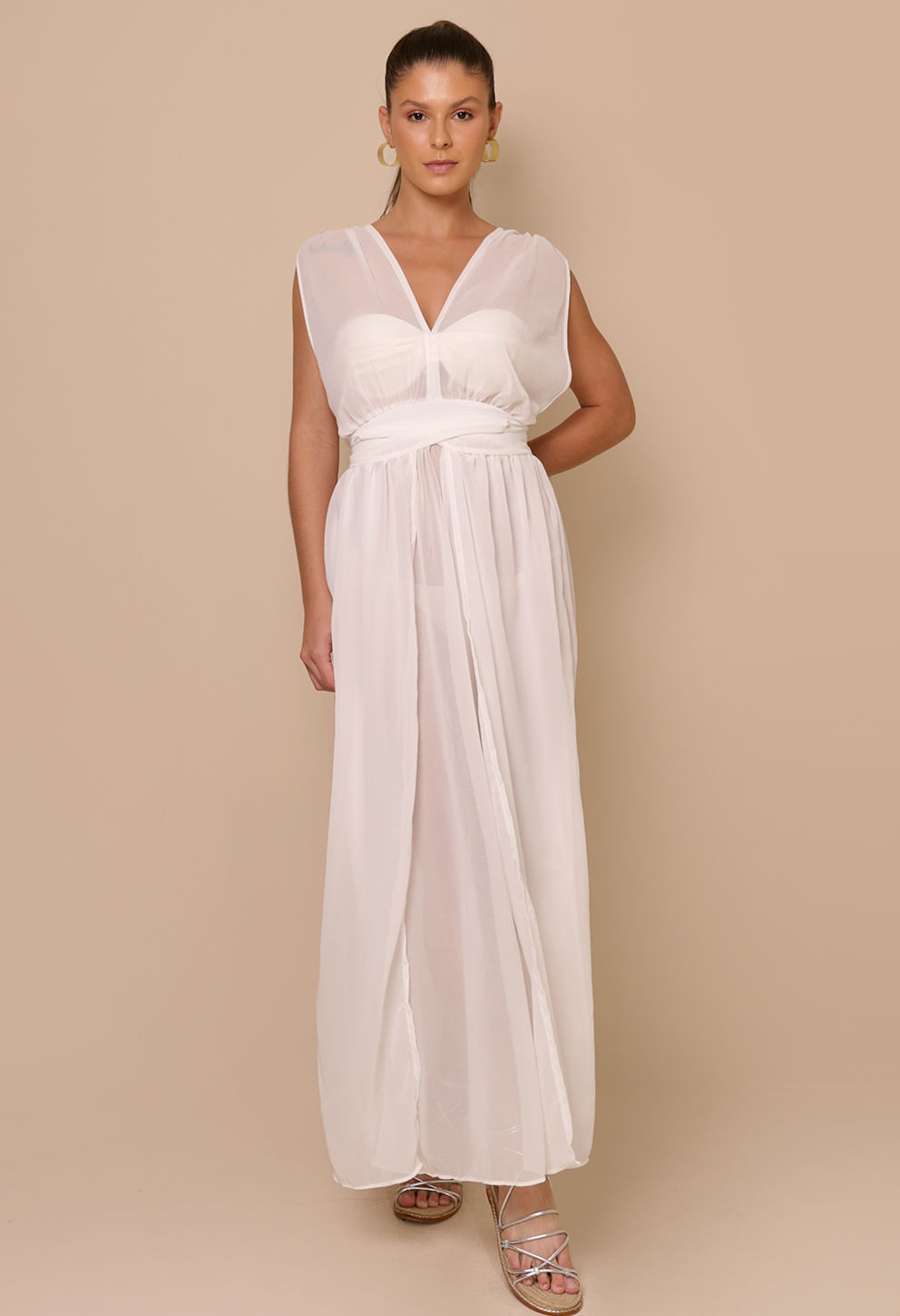 Vestido Carla Off White mostrado de frente com decote em V e cinta larga marcando a cintura