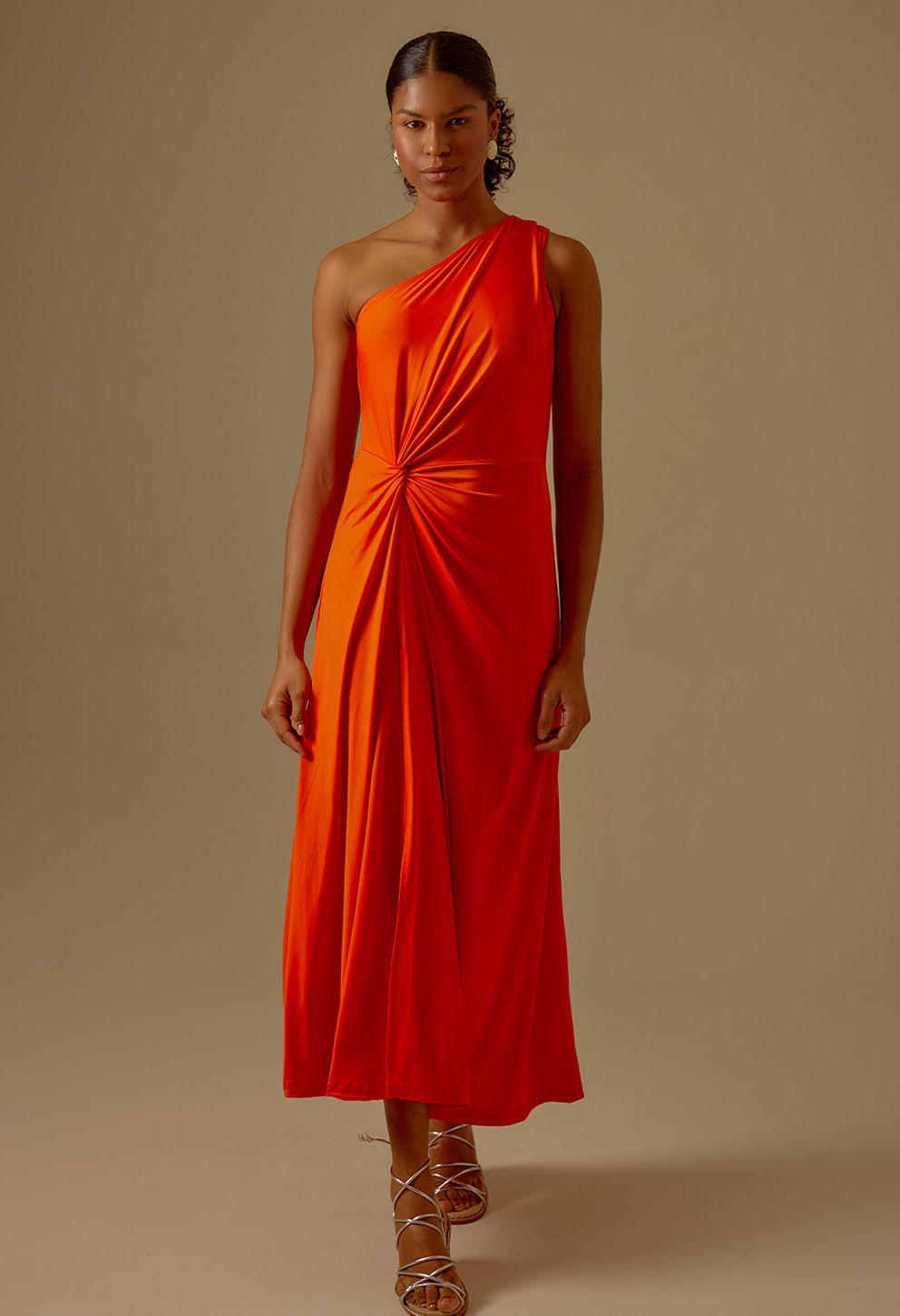 Vestido Lady Ombro Só Laranja Sunset vista frontal, nó entrelaçado e drapeado na cintura