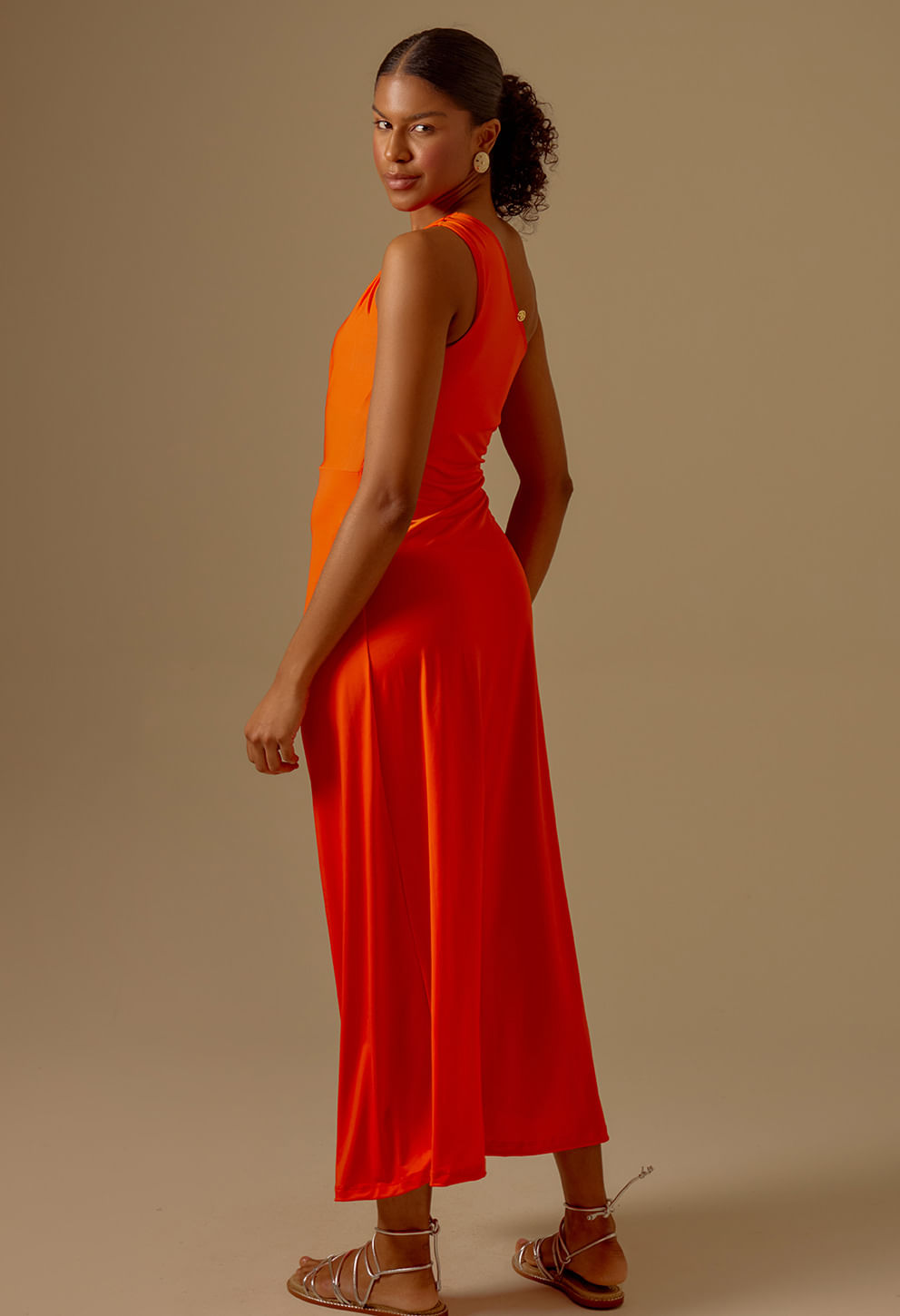 Vestido Lady Ombro Só Laranja Sunset vista lateral mostrando caimento e botão nas costas