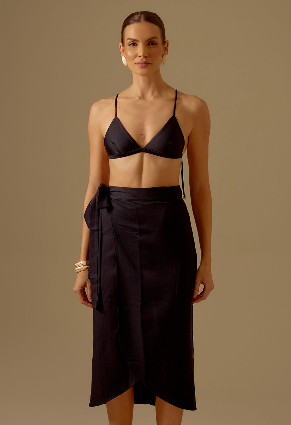 Saia Envelope Luma Preto vista frontal, modelo usando top preto