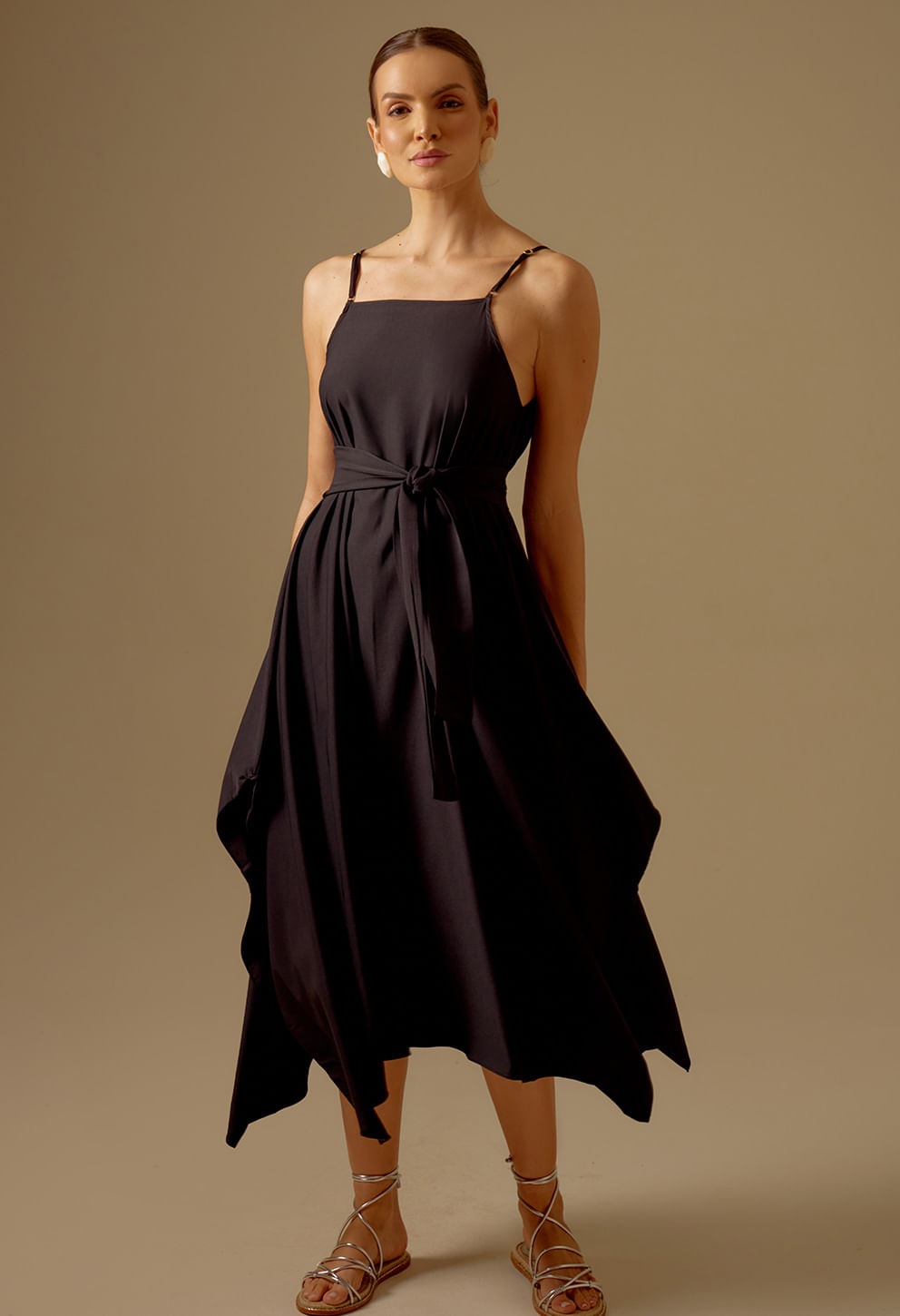 Modelo usando Vestido Angélica Preto, midi com alças finas, decote quadrado e faixa na cintura