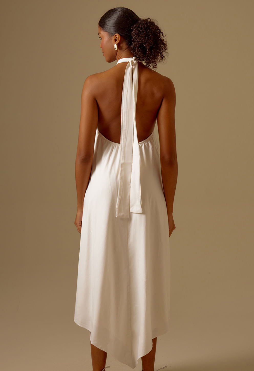 Vista traseira do vestido Jaque off white com amarração halter e costas nuas