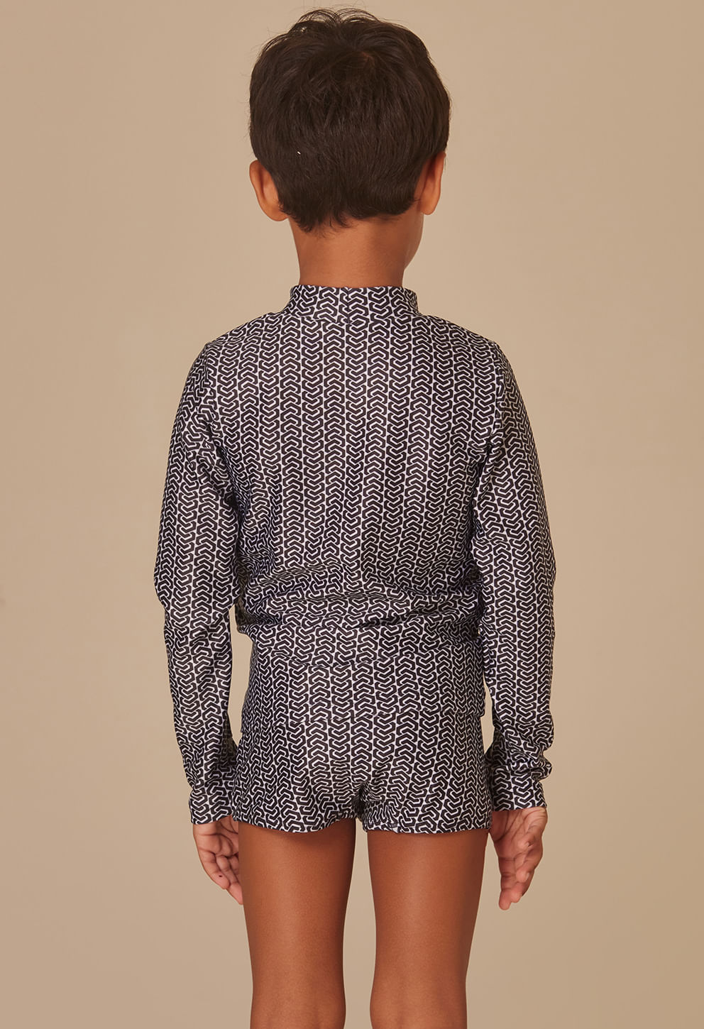 Vista de costas da sunga short infantil abstrata preto e branco, mostrando o caimento