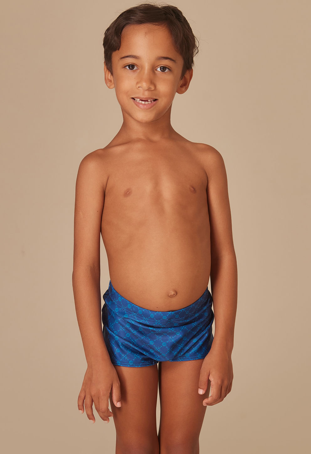 Sunga short infantil azul com estampa de âncoras, vista frontal