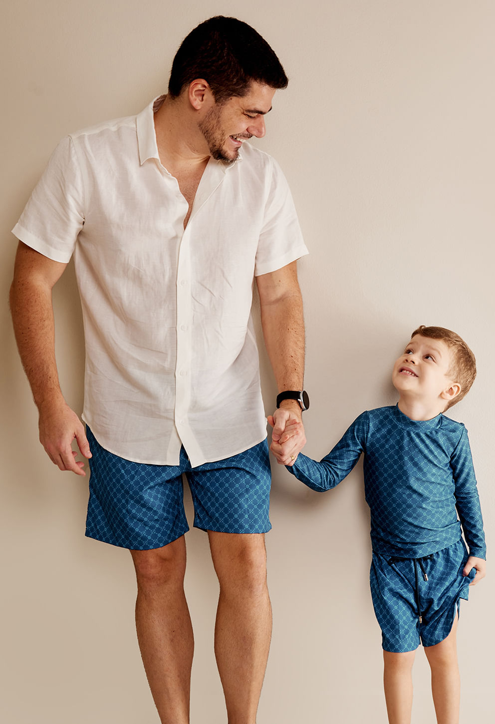 Bermuda infantil azul com estampa de âncoras, modelo com bolsos laterais e cós elástico com amarração
