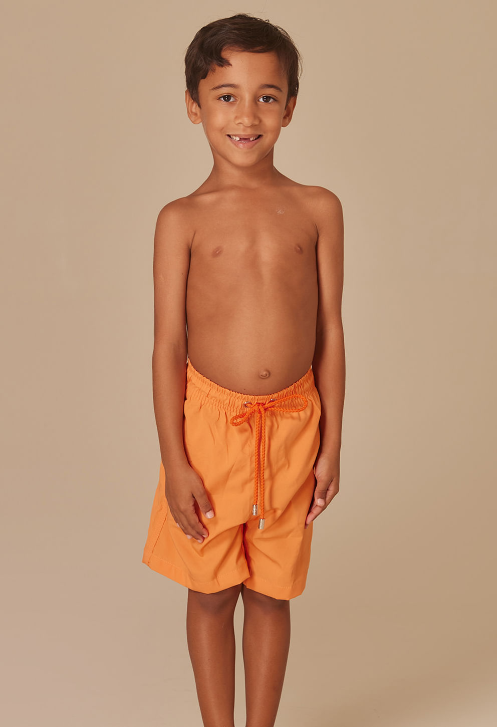Bermuda infantil laranja clara frontal, cós elástico e cordão ajustável