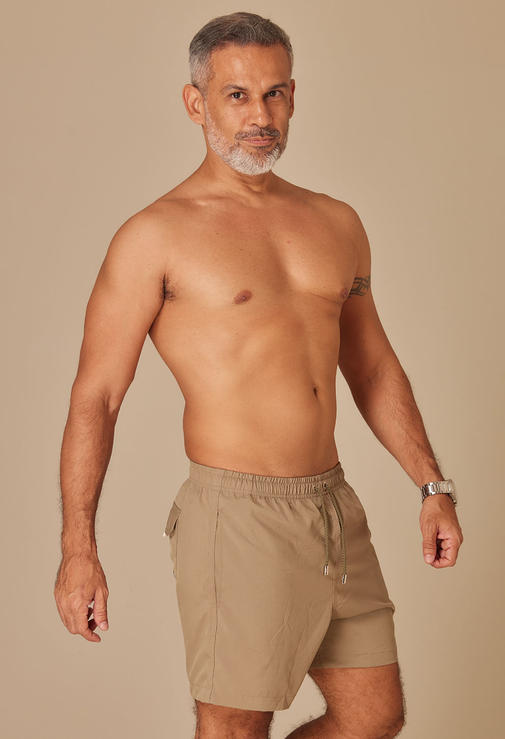 Bermuda Casual Shortinho Green vista lateral mostrando bolso com aba