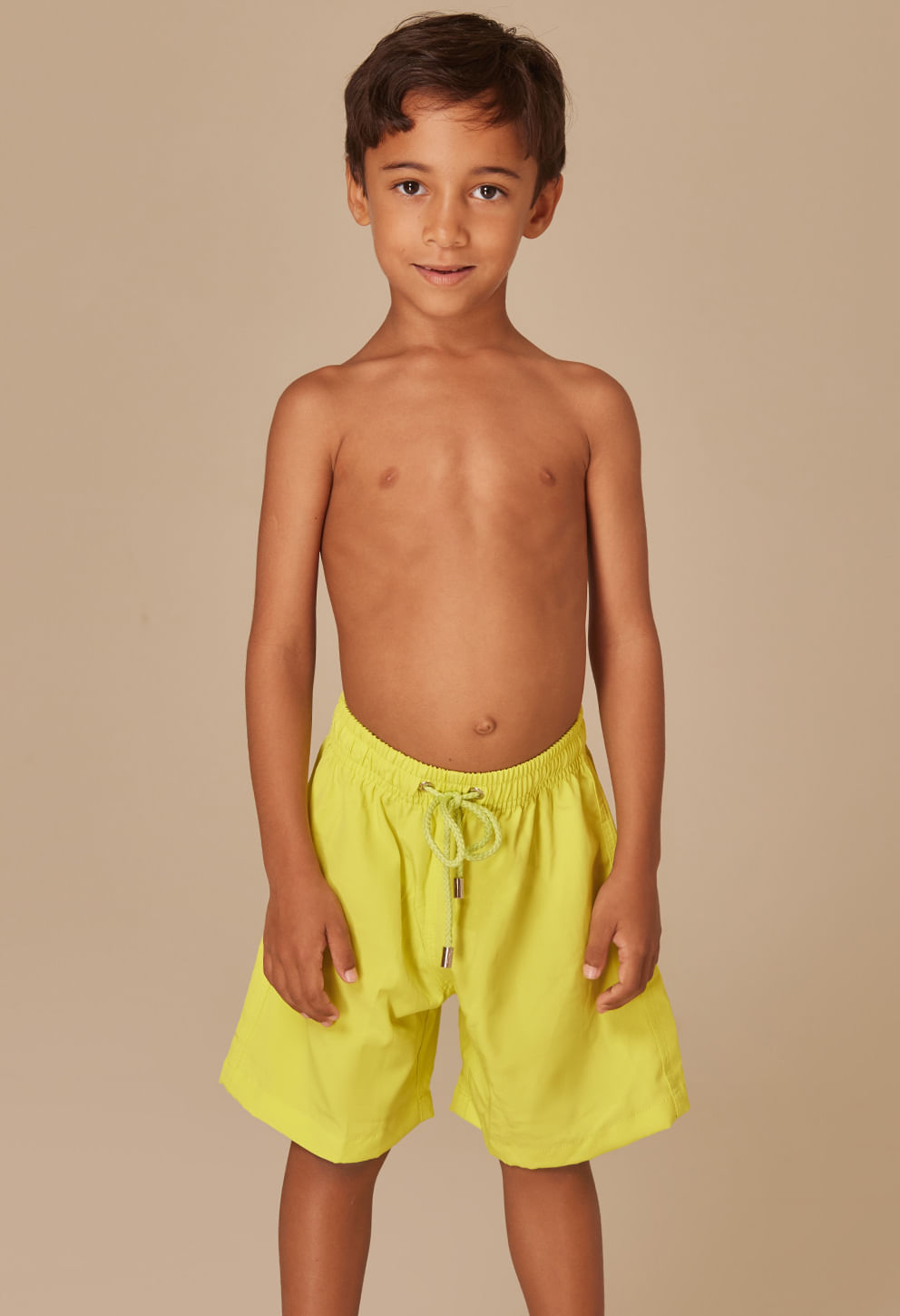 Bermuda pistache infantil vista frontal com elástico e cordão de ajuste