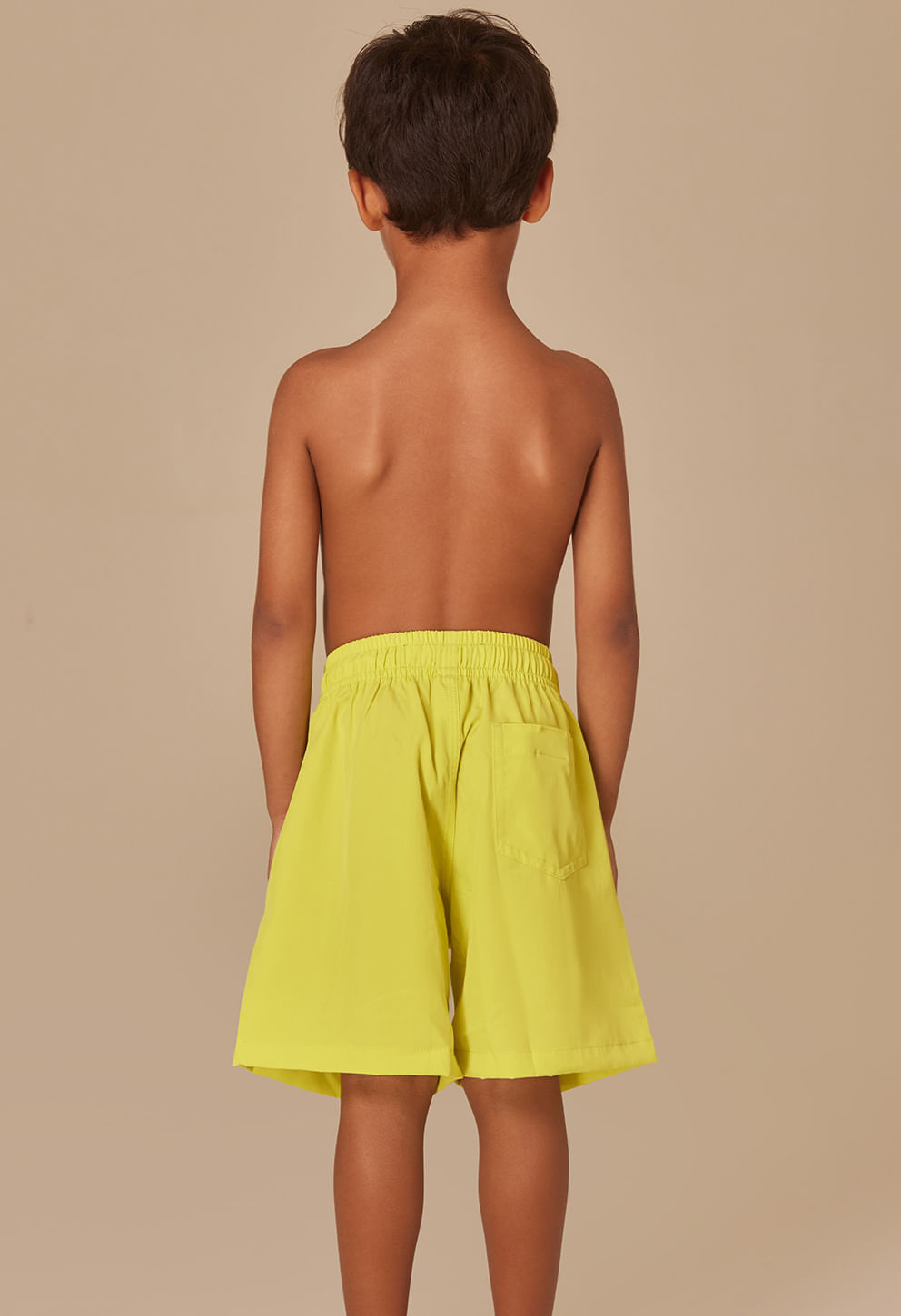 Bermuda pistache infantil vista traseira mostrando bolso e cós elástico