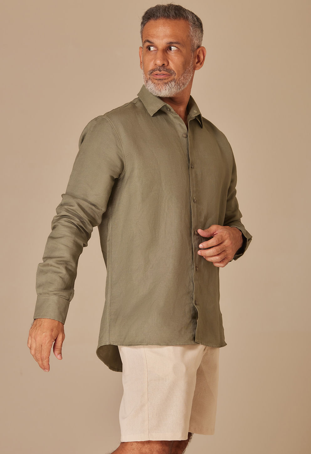Camisa Linho Slim Verde Army - vista lateral mostrando caimento