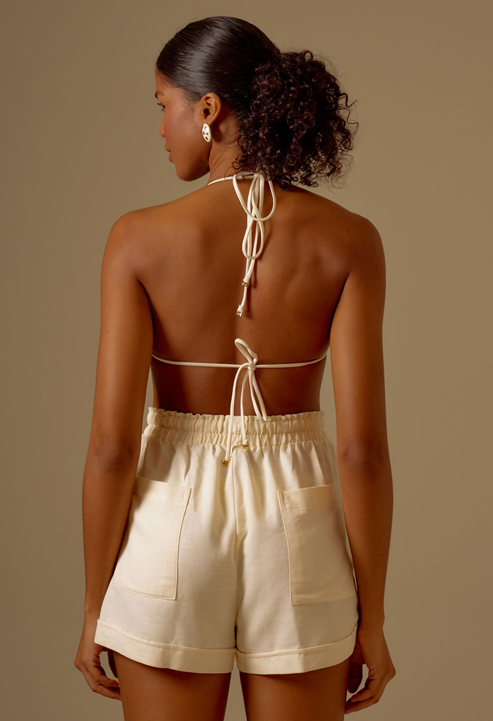Short Bela Off White vista traseira mostrando cós elástico e ajuste com cordão