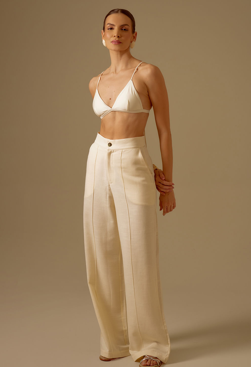 Vista frontal da Calça Pantalona Thabata Off White com pregas frontais e bolsos laterais
