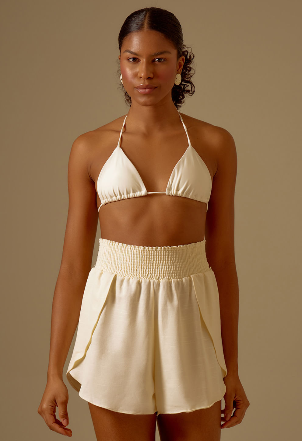 Modelo feminino usando Short Transpassado Al Off White vista de frente