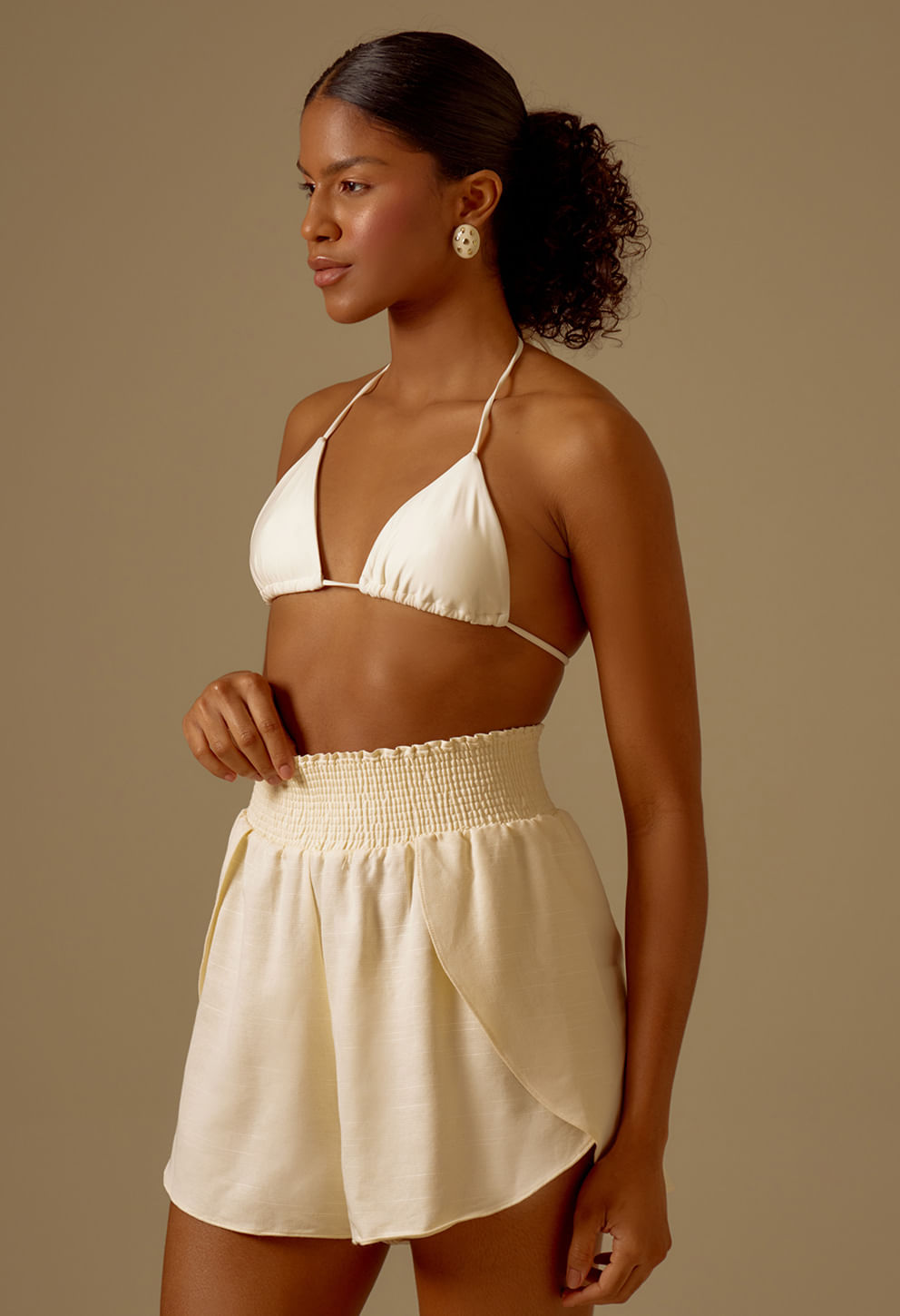 Modelo vista lateral usando Short Transpassado Al Off White