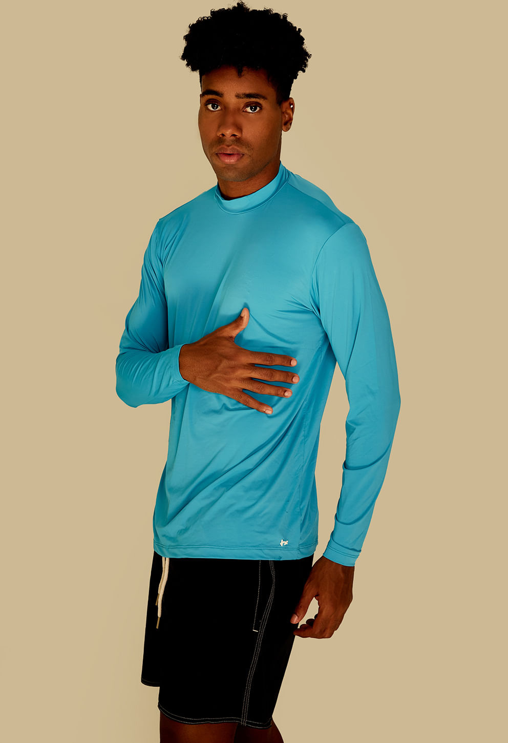 Camisa UV masculina azul-turquesa vista lateral destacando elasticidade
