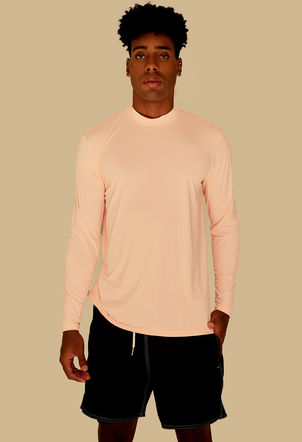 Camisa de proteção UV pêssego/rosa claro, modelo masculino de frente, manga longa e gola careca