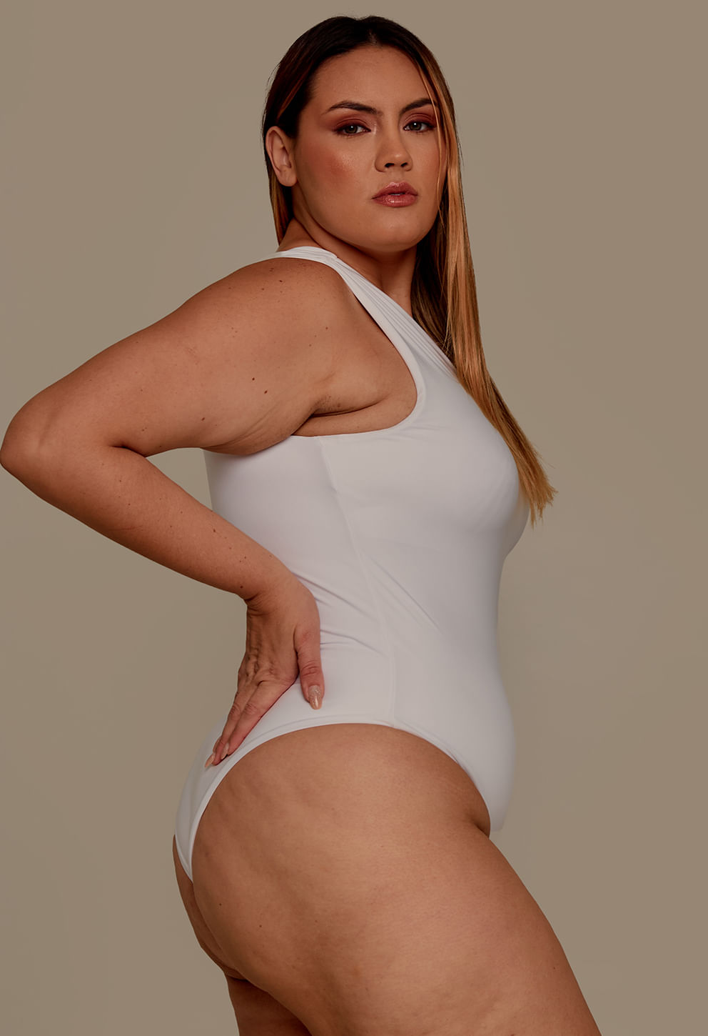 Body Ombré Classic Branco - vista lateral, caimento e ombro assimétrico