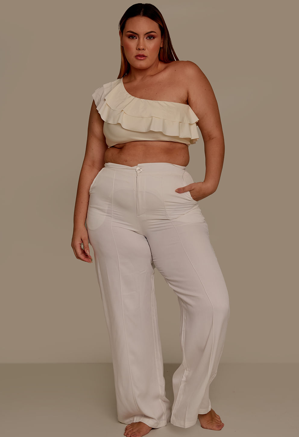 Calça Pantalona Thabata branco vista frontal em modelo plus size