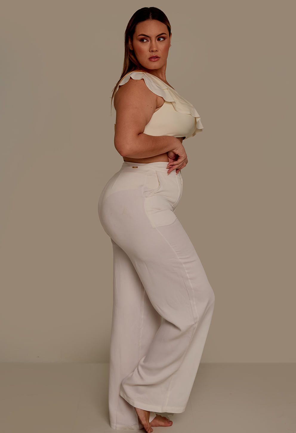 Calça Pantalona Thabata branca vista lateral em modelo plus size