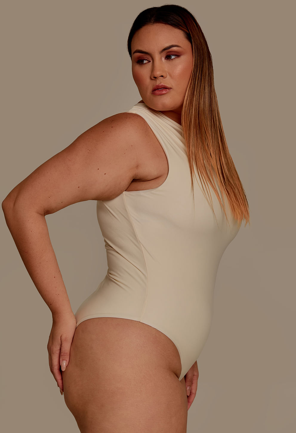 Body Ombré Classic Pérola - vista lateral destacando decote assimétrico