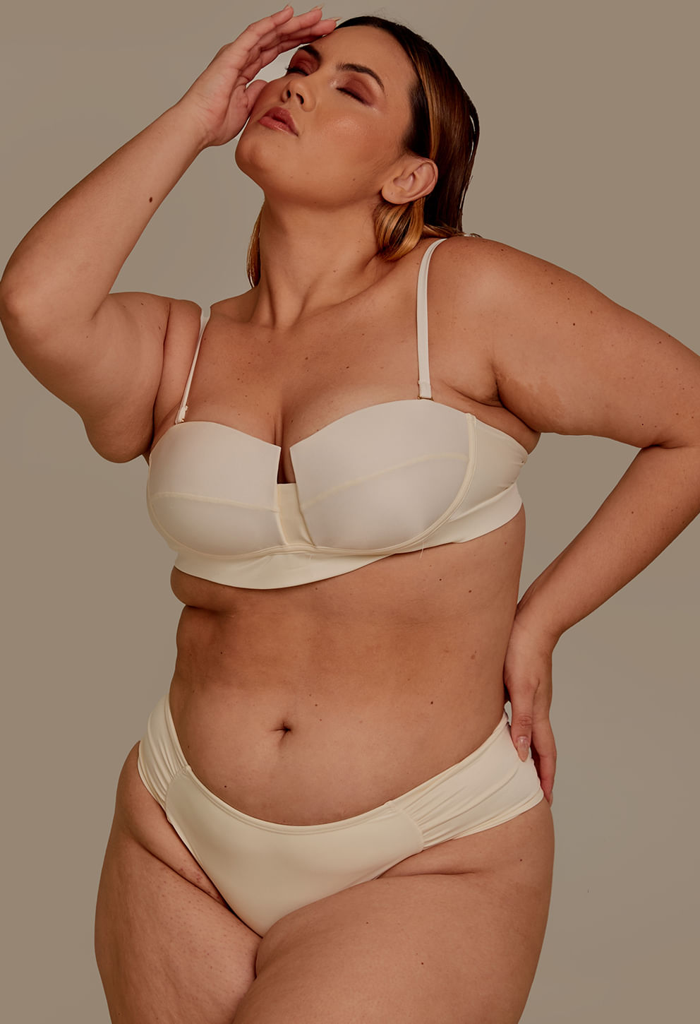 Modelo plus size usando calcinha borboleta intermediária pérola com laterais franzidas e acabamento liso