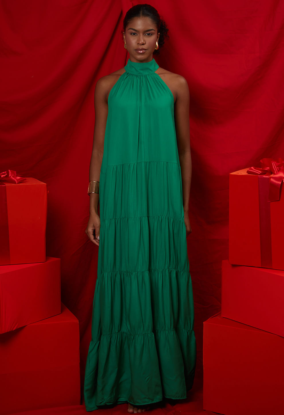 Vestido longo verde esmeralda New Jasmin Pinheiro, gola alta e babados em camadas
