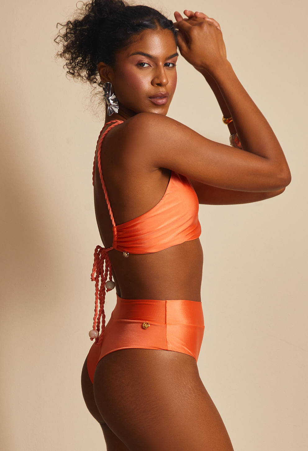 Detalhe lateral da Calcinha Hot Frésia Flora Tropical em laranja com acabamento dourado