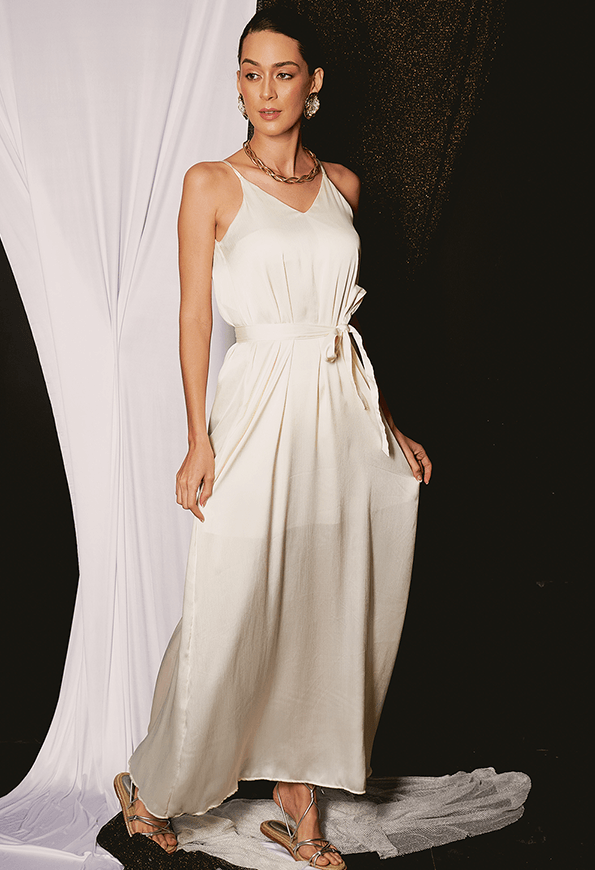 Modelo usando Vestido Layla Pé Na Areia off-white com cinto de laço e alças finas