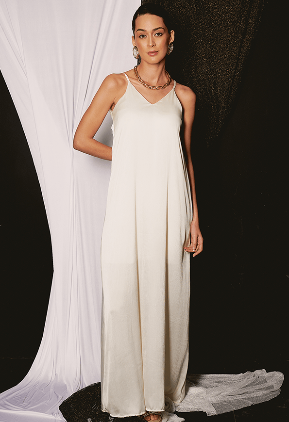 Vestido Layla Pé Na Areia off-white com caimento reto e alças finas