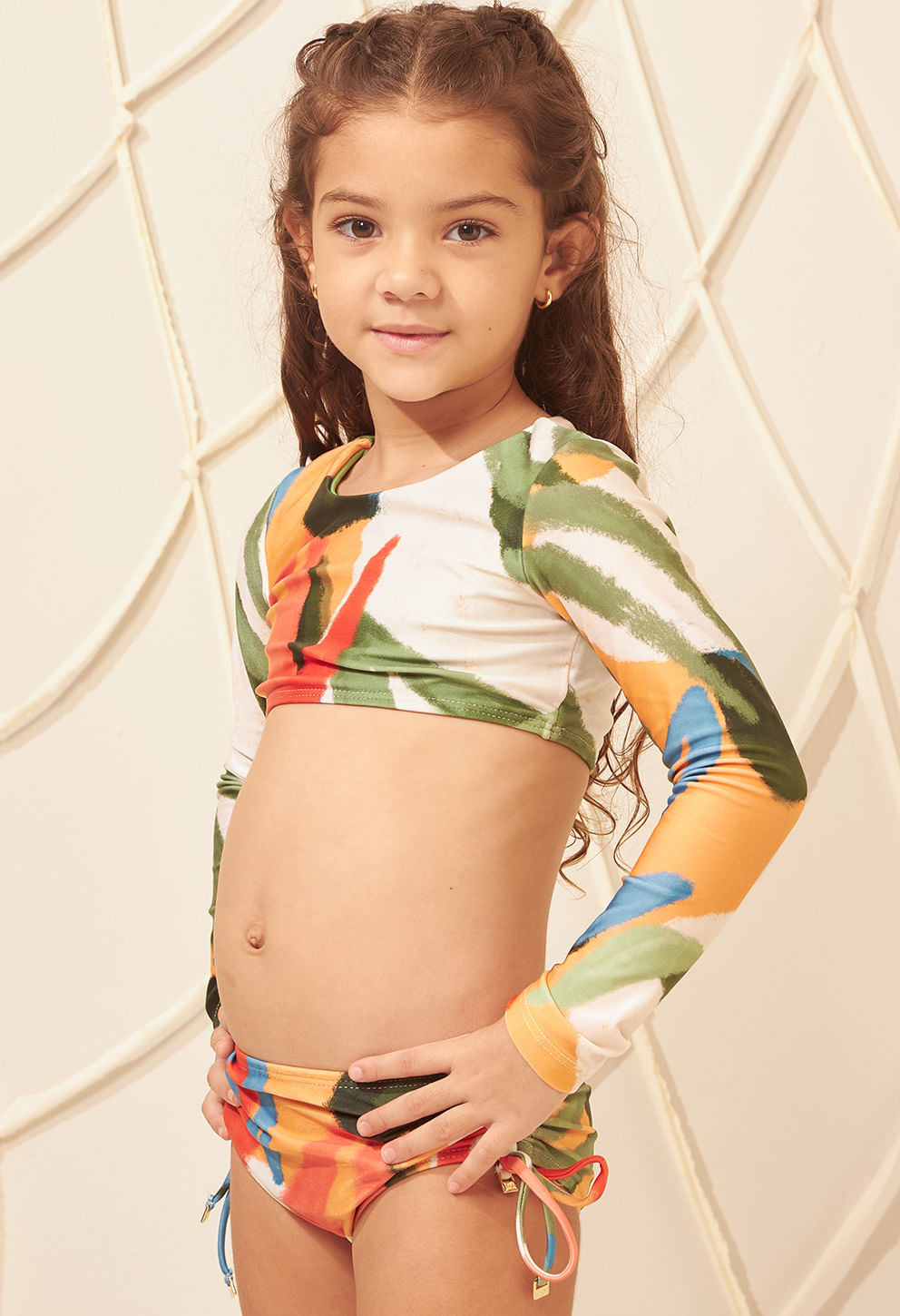 Biquíni Valentina Infantil Ensolarar frontal, estampa colorida, manga longa e amarrações laterais