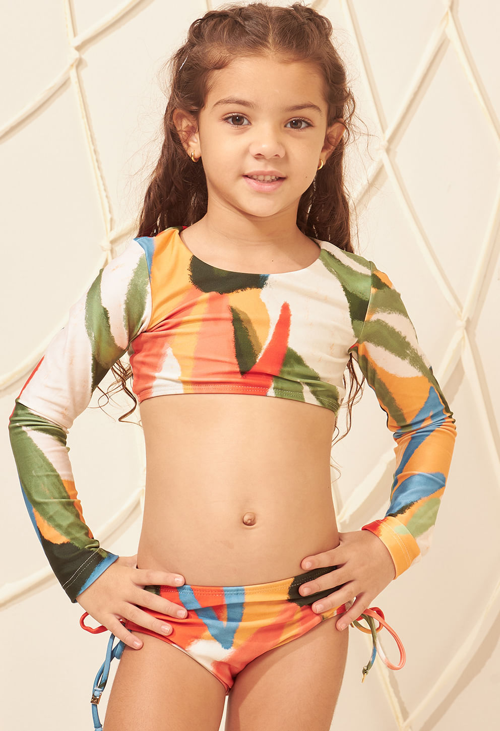 Menina usando Biquíni Valentina Ensolarar, estampa colorida vibrante, vista frontal