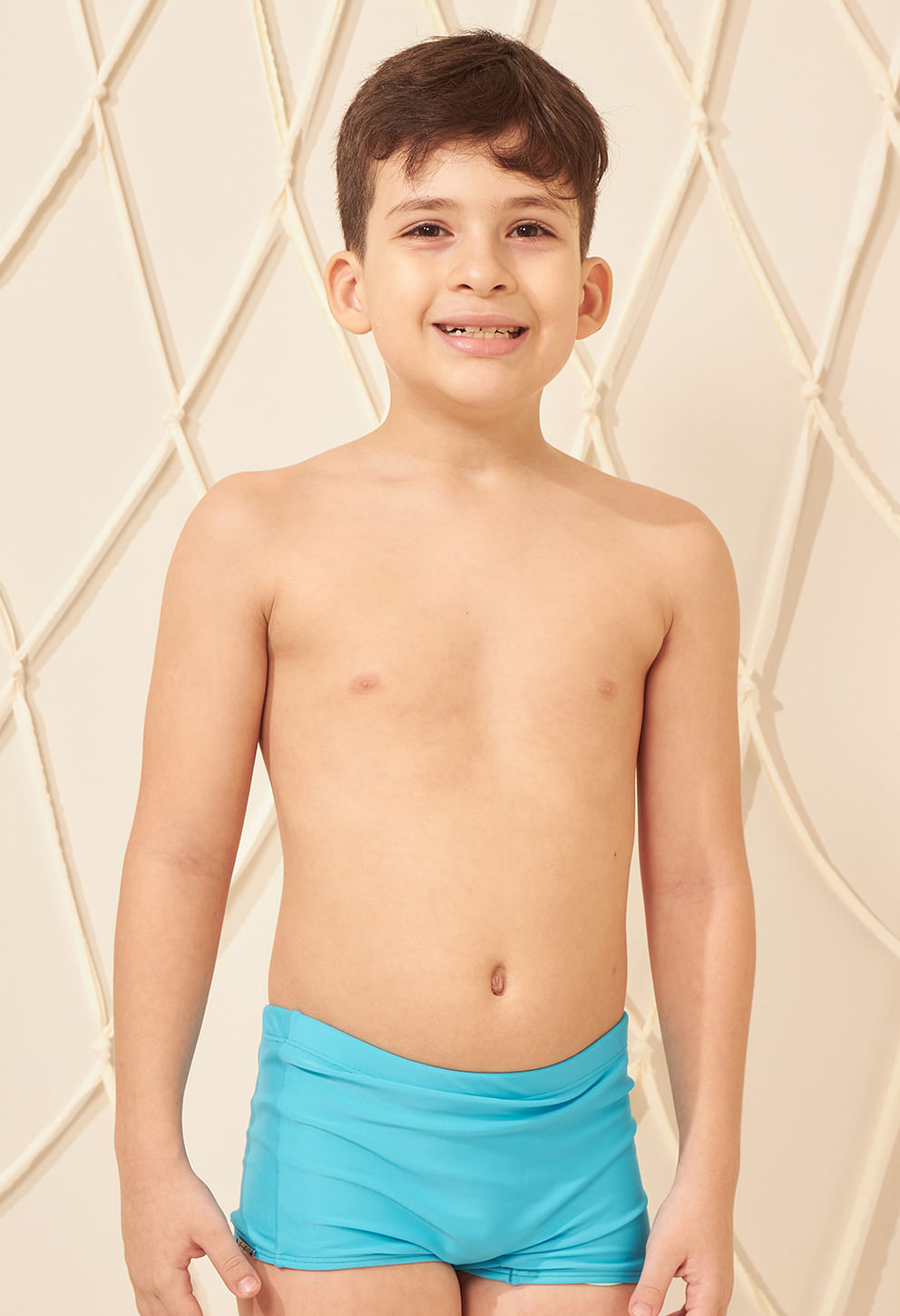 Menino usando sunga short infantil azul claro Maresia, frente