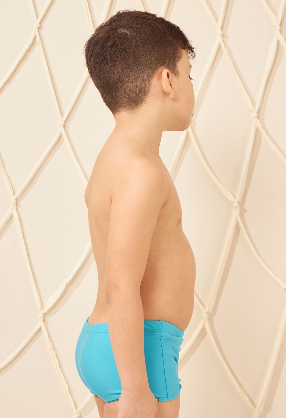 Detalhe lateral da sunga short infantil azul claro Maresia