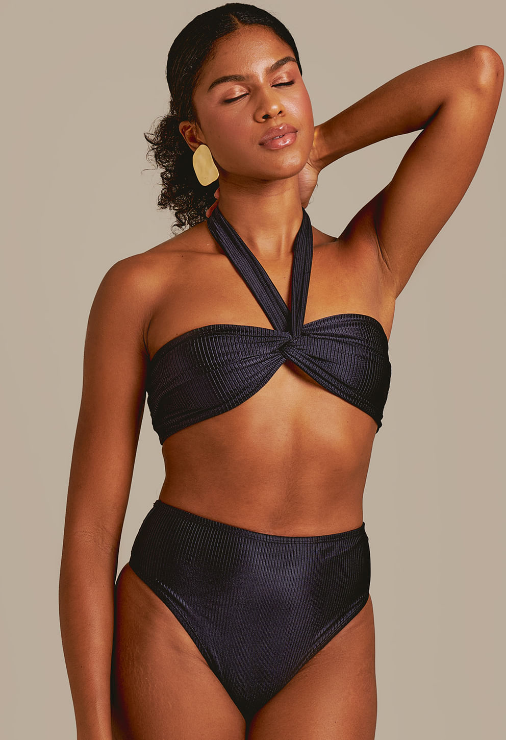 Detalhe da Calcinha Hot Beatriz Édem Preto com textura e decote do top combinado.