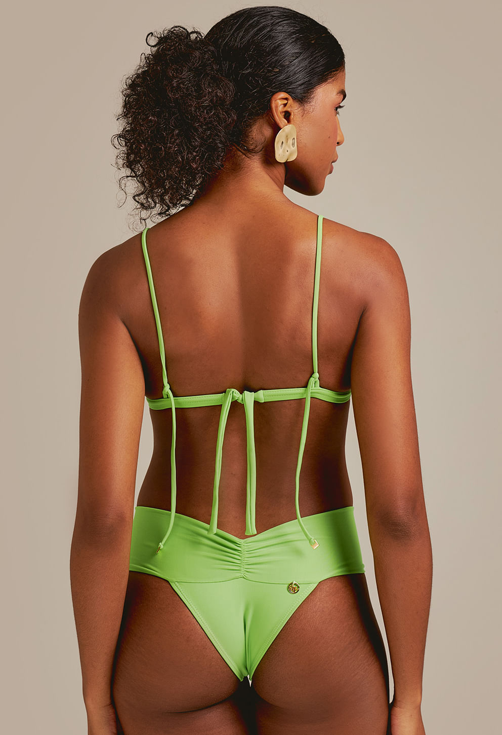 Calcinha Pala Dupla Verde Limão vista traseira em modelo