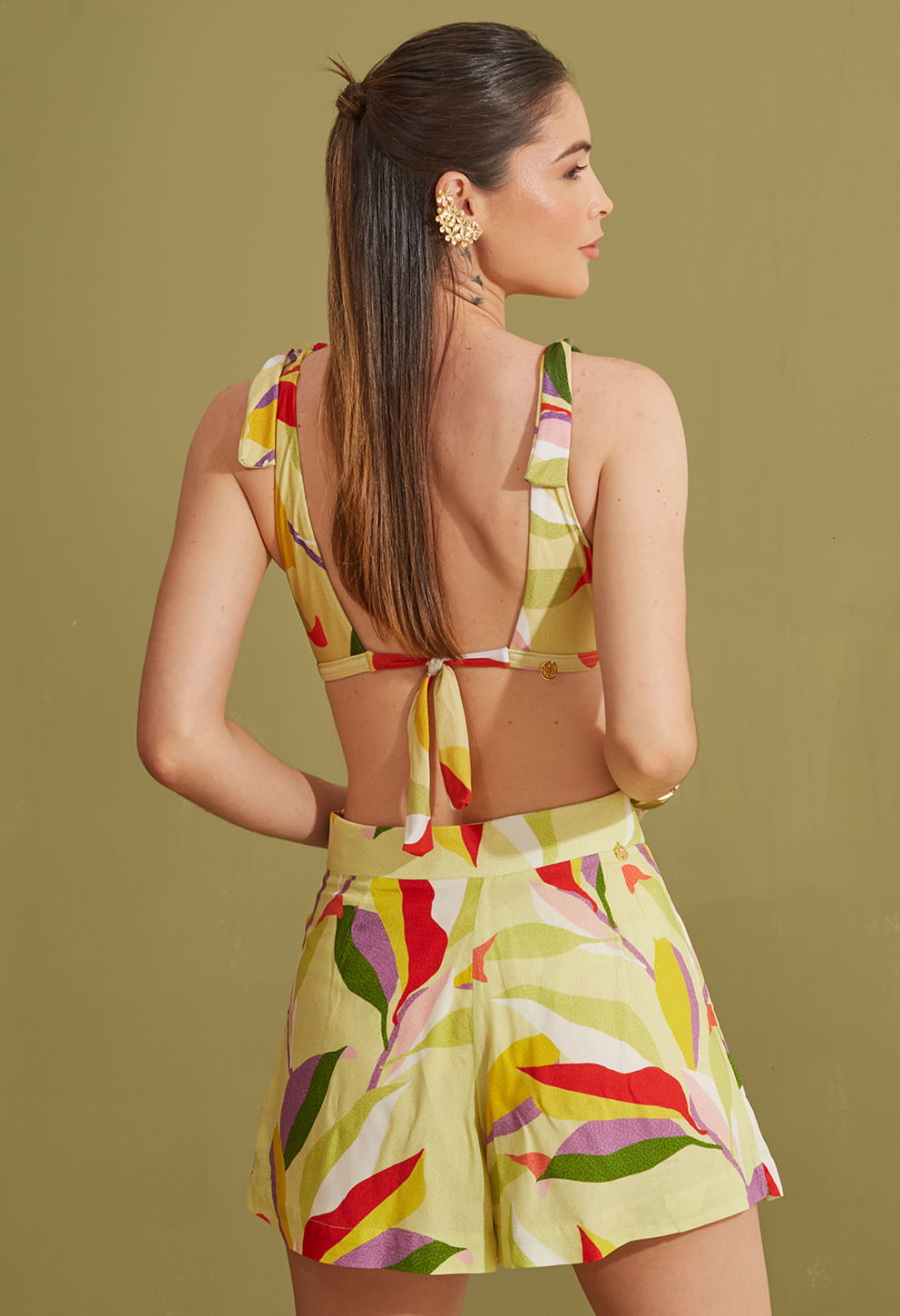 Short Basic Atlântica vista de costas estampado em folhas coloridas