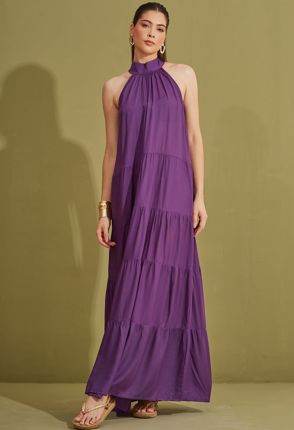 Vestido longo roxo New Jasmin Maré Roxa, gola alta e camadas