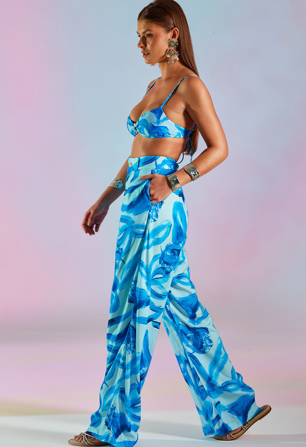 Perfil do Top Karina com Aviamento Oceania azul mostrando alças e detalhe dourado