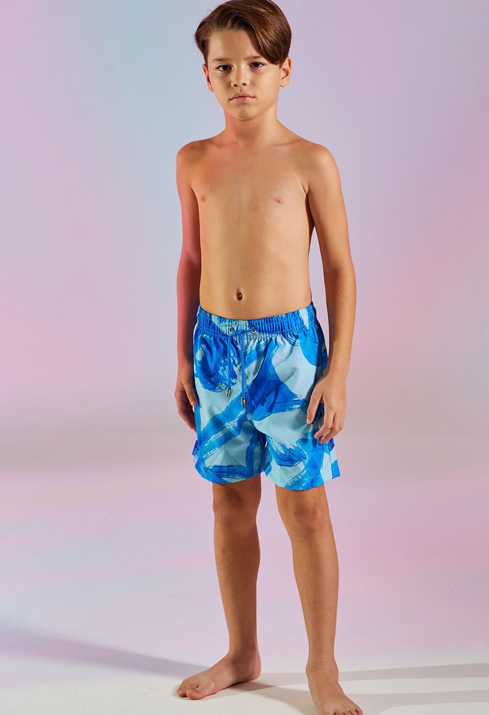 Bermuda infantil azul com estampa abstrata, cós elástico e cordão de ajuste
