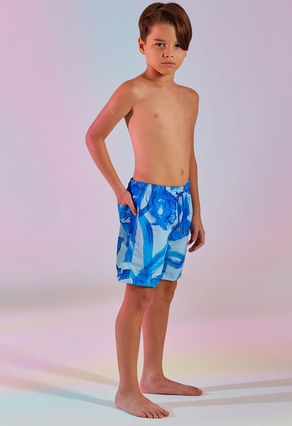Bermuda infantil azul lateral mostrando bolso e cordão de ajuste