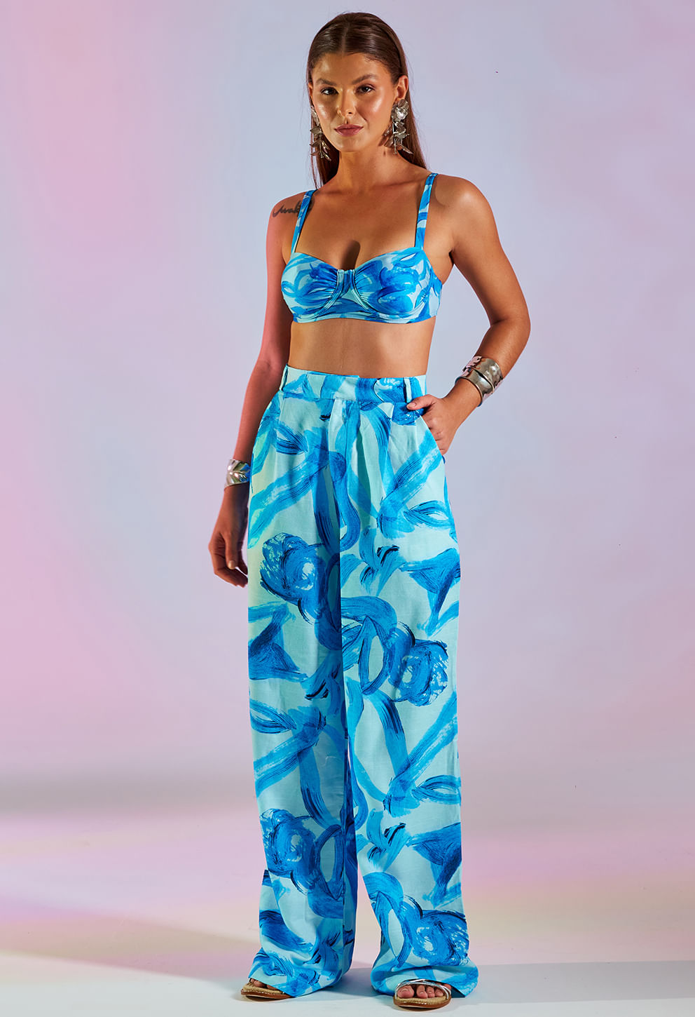 Calça Pantalona Búzios Oceania em azul com estampa floral, cintura alta e tecido leve