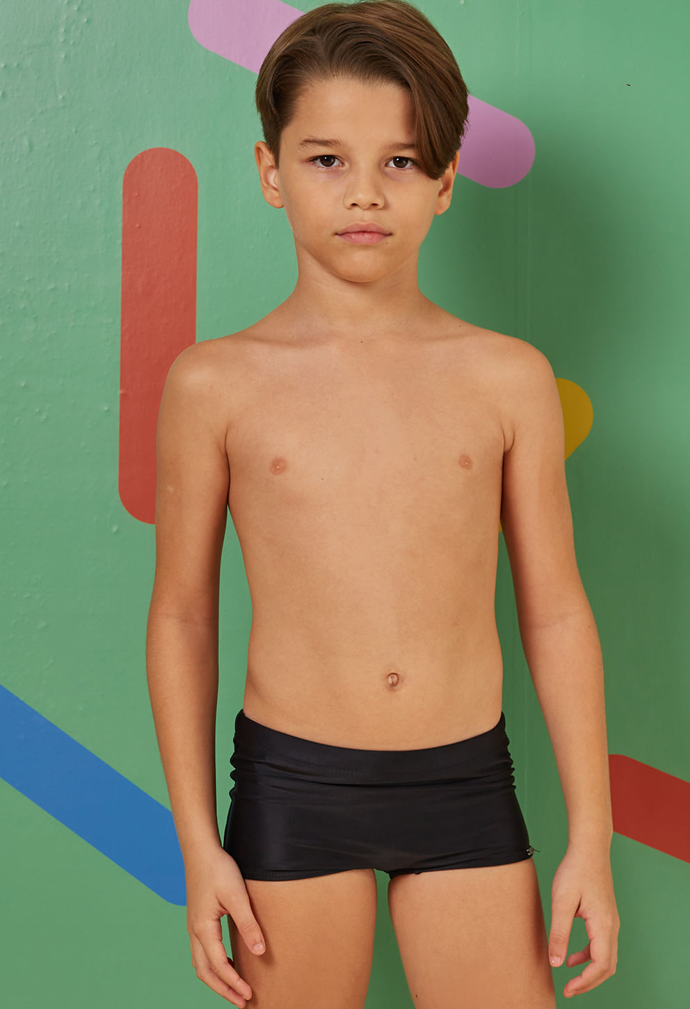 Criança usando sunga short infantil preta, vista frontal