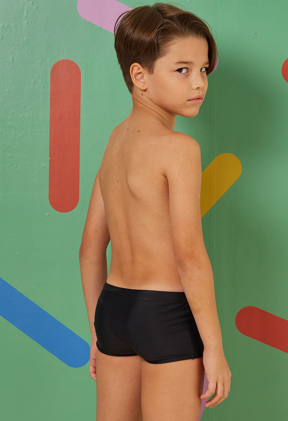 Vista traseira da sunga short infantil preta mostrando ajuste confortável