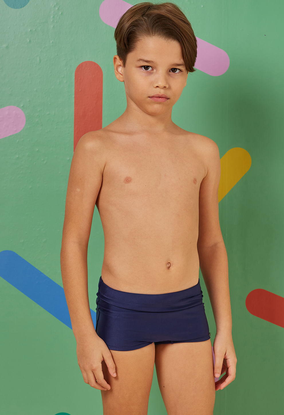 Menino usando sunga short marinho vista frontal