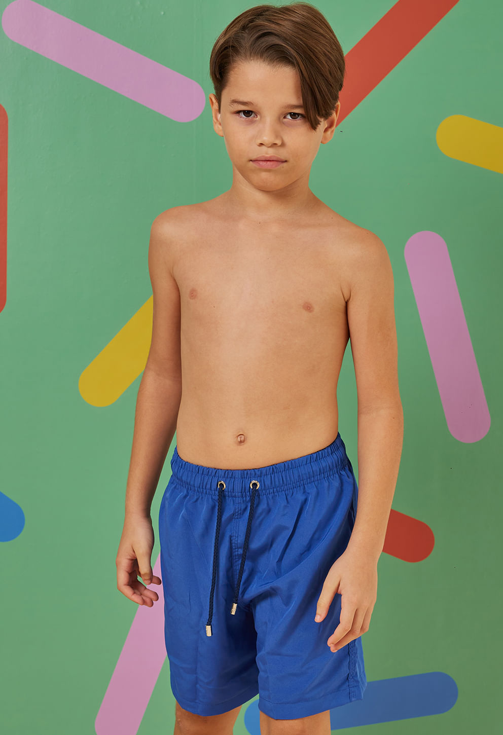 Garoto usando bermuda infantil azul royal com elástico e cordão, bolsos laterais e traseiro