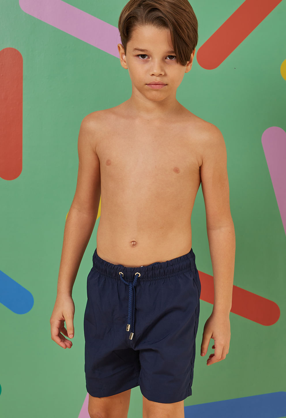 Bermuda infantil azul marinho com cós elástico, cordão ajustável e bolsos laterais